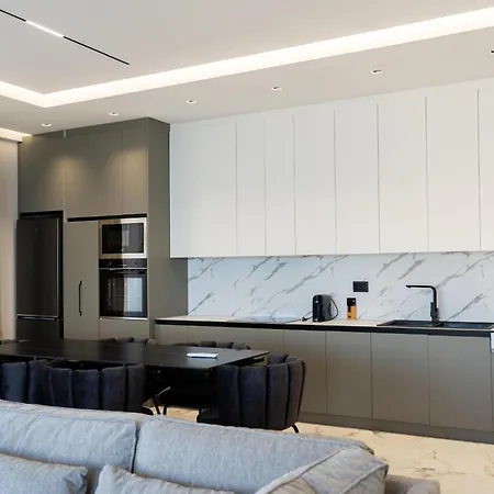 Twin Luxury Penthouses Apartment *